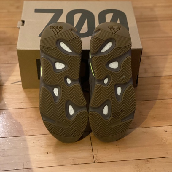 Yeezy Boost 700 - Picture 7 of 7
